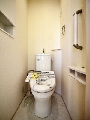 トイレ 2階の温水洗浄便座付トイレ
