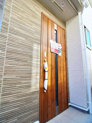 玄関 外から見た玄関の様子