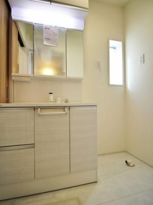 洗面台・洗面所 ～Wash room～大きな洗面　家族みんなが毎日使う洗面室。忙しい朝には使いやすい洗面で、ステキな一日のスタートをきりましょう。
