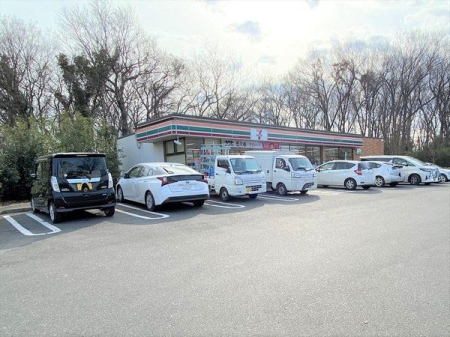 周辺環境 セブンイレブン東所沢バイパス店 徒歩11分。24時間営業なので、急なお買い物にも便利です。飲食物や軽い日用品を販売しております。駐車場；有 880m