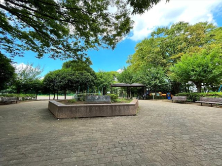 周辺環境 亀ケ谷公園 徒歩7分。 490m