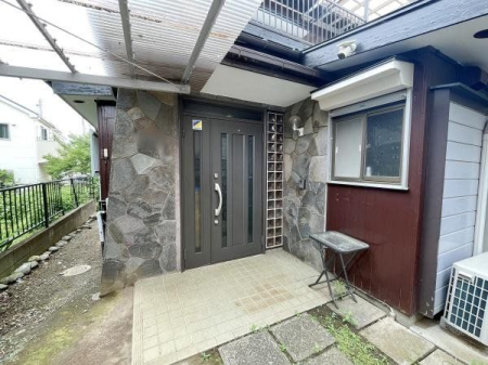 玄関 外からみた玄関の様子