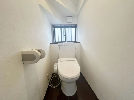 トイレ シンプルな内装のスッキリとしたトイレです。お手入れやお掃除が、簡単にできるシンプルなデザインのトイレです。