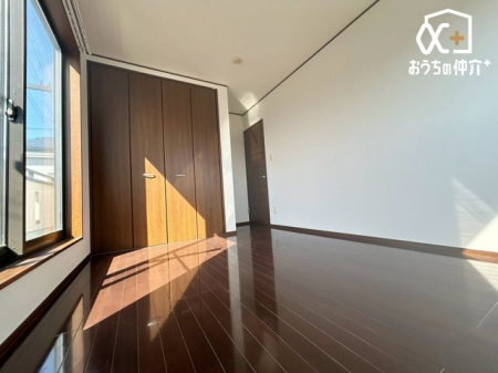 寝室 ～Room～洋室はナチュラルなフローリングと落ち着いた色の壁だから、インテリアを考えるのがとても楽しいですね！