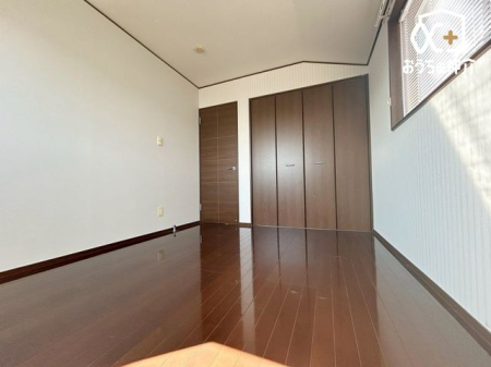 寝室 【2面採光の明るい洋室】二面採光で明るさもあります。広々とした居室で家具の配置も自由自在。子供部屋や趣味、仕事のスペースにも最適です。