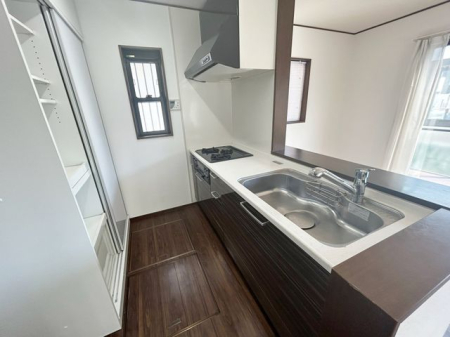 キッチン ～・～Kitchen～・～ご家族と会話の弾む対面システムキッチン。使い勝手の良い引出しタイプキッチンはカウンタータイプを採用。家事をしながらリビングが見渡せ、家族とコミュニケーションがとれます。