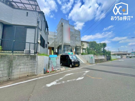 現地外観写真 陽光あふれる閑静な住宅地で新生活スタート！晴れた日は太陽の光を浴びてリフレッシュ！新生活を始めるのにぴったりの物件になりそうですね。いつでもご見学いただけますので、お問い合わせください。
