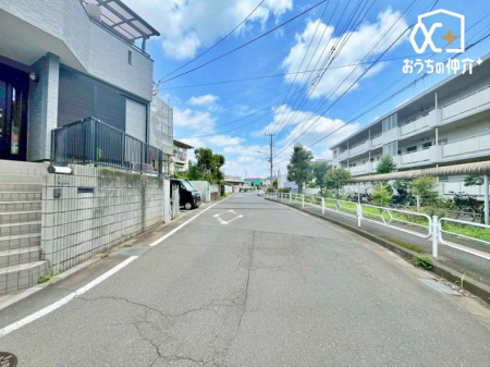 現地外観写真 駐車場付きなら駐車場費用を節約でき、さらに自転車置き場や物置としても利用すれば、駐輪場代やトランクルーム代の節約にもつながるでしょう。車を停めていない間は子どもが遊ぶスペースとしても活用できます。