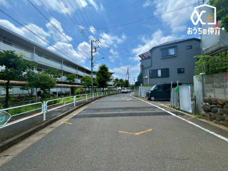 その他 南側前面道路は広々約8.6ｍ