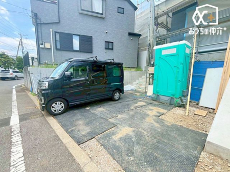  駐車場付きなら駐車場費用を節約でき、さらに自転車置き場や物置としても利用すれば、駐輪場代やトランクルーム代の節約にもつながるでしょう。車を停めていない間は子どもが遊ぶスペースとしても活用できます。