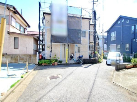 現地外観写真 車通りの少ない落ち着いた住環境です