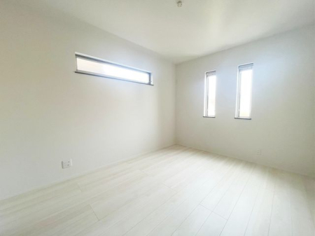 寝室 ～Room～洋室はナチュラルなフローリングと落ち着いた色の壁だから、インテリアを考えるのがとても楽しいですね！
