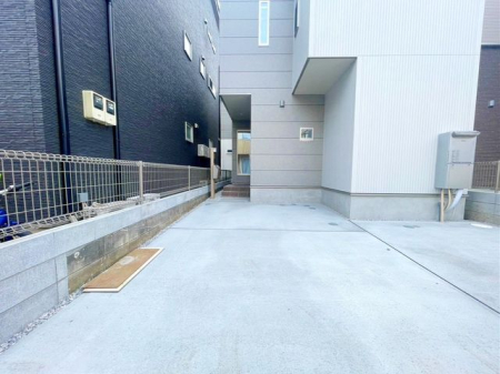  車並列2台駐車可能です。車通り少なくゆったりと駐車可能です。
