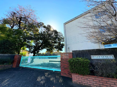 周辺環境 徒歩6分。【藤沢南小学校】車椅子対応の入り口　16クラス 児童数:389人 470m