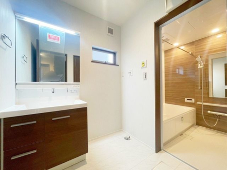 洗面台・洗面所 ～Wash room～大きな洗面　家族みんなが毎日使う洗面室。忙しい朝には使いやすい洗面で、ステキな一日のスタートをきりましょう。