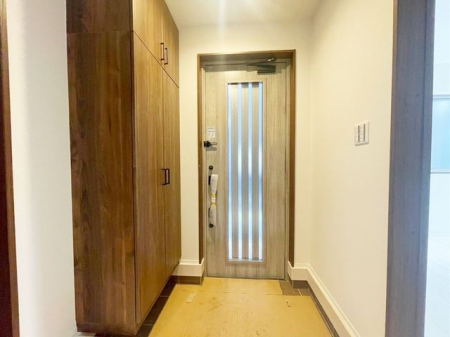 玄関 ～・～Entrance～・～気品あるデザイン性を持つ玄関は、住む方の満足感を満たすクオリティ。帰宅するご家族や、訪れる方を気持ちよく迎える・安らぎに満ちた生活空間を予感させてくれます。
