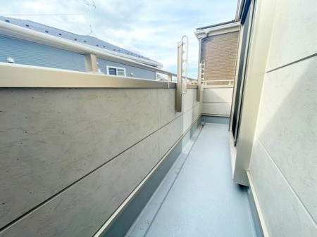 バルコニー 車通りの少ない落ち着いた住環境です