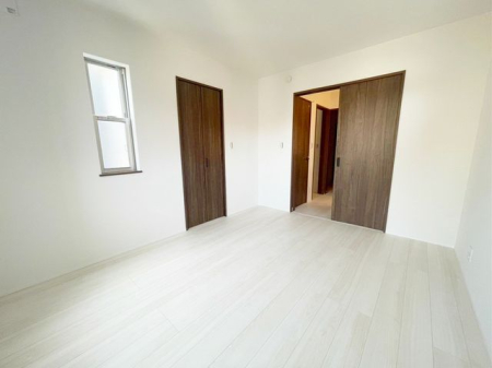 寝室 ～Room～洋室はナチュラルなフローリングと落ち着いた色の壁だから、インテリアを考えるのがとても楽しいですね！