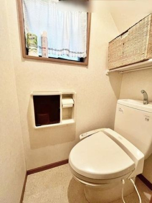 トイレ 小窓付きの１階の温水洗浄便座付トイレ