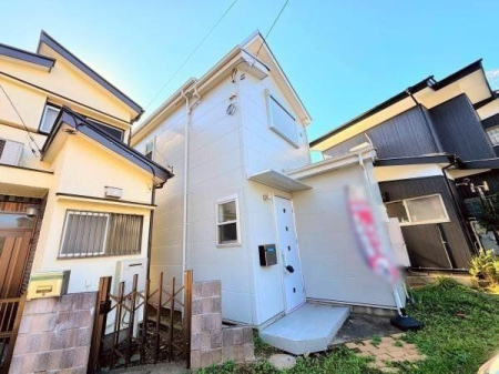 現地外観写真 前面道路は約４ｍ幅の公道