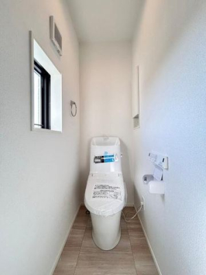 トイレ 小窓のある温水洗浄便座付トイレです