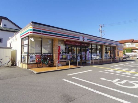 周辺環境 徒歩5分。【セブンイレブン入間下藤沢東店】営業時間 24時間営業　車椅子対応の駐車場・入り口あり 370m