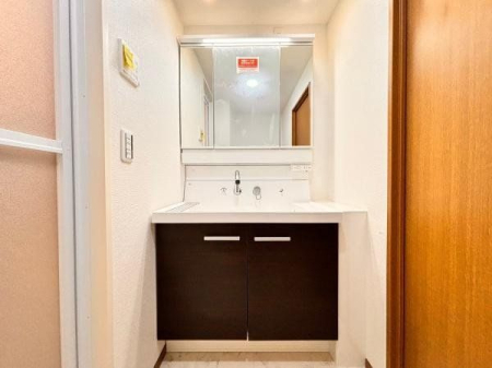 洗面台・洗面所 ～Wash room～大きな洗面　家族みんなが毎日使う洗面室。忙しい朝には使いやすい洗面で、ステキな一日のスタートをきりましょう。