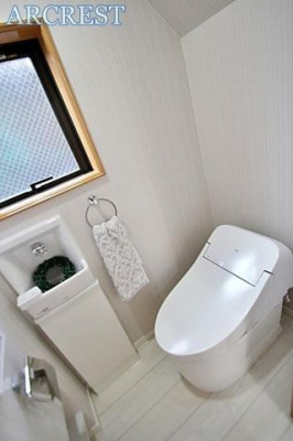 トイレ 1階の温水洗浄便座付トイレです