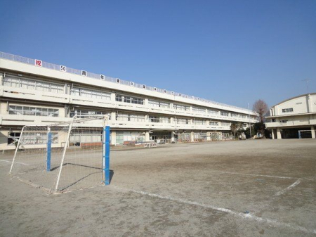 周辺環境 東久留米市立第五小学校 徒歩7分。児童数：796人(2023年現在) イオンモール付近に位置する小学校です。 560m