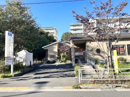 周辺環境 ひばりが丘てらむらクリニック 徒歩16分。内科・循環器内科・消化器内科・皮膚科 診療時間：9:00-12:00　14:30-18:00(土曜は午前のみ) 1220m