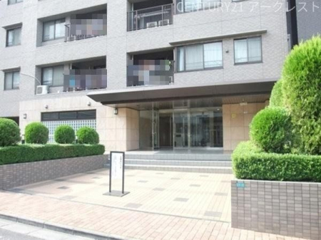 エントランス 緑に囲まれたエントランスです