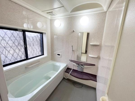 浴室 ～Bath～いつでも暖かいお風呂に入れるのが嬉しい追焚き機能付き。お仕事でご帰宅の遅くなったお父さんも暖かい湯船に入浴できます。もちろん広さも1坪タイプあるのでお子様ともゆったりと入れます。