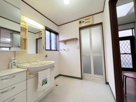 洗面台・洗面所 ～Wash room～朝の慌ただしい時間帯でも余裕を持って支度できる広いパウダールーム。もちろん収納も豊富なので見た目もスッキリと整理整頓できます。