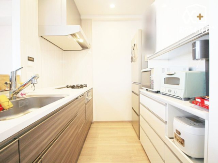 キッチン ～Kitchen～機能美とデザイン性を兼ね備えた使い勝手のよいシステムキッチン、リビングとの一体感も考慮され、美しい空間が実現します。