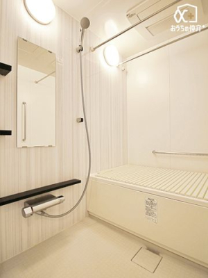浴室 バスルームでリラックスバスタイム。バスタブにつかって寛ぎながら心と体をリフレッシュ。一日の疲れを癒してくれる清潔感のあるバスルーム。