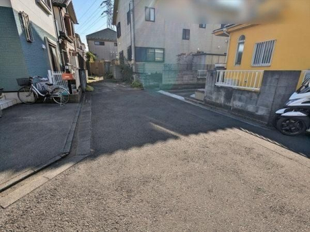 現地外観写真 前面道路の様子