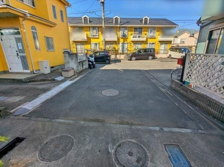 現地外観写真 前面道路の様子