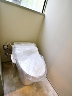 トイレ １階の温水洗浄便座付トイレです