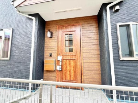 玄関 外から見た玄関の様子です
