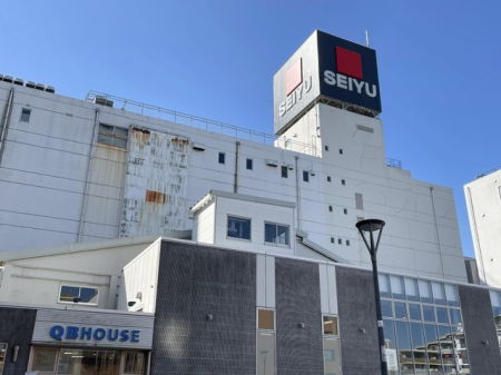 周辺環境 西友久米川店 徒歩5分。久米川駅南口目の前にある商業施設です。様々な生活用品、食品を取り揃えております。 390m