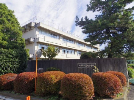 周辺環境 徒歩12分。【豊岡小学校】車椅子対応の入り口 910m