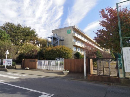 周辺環境 入間市立豊岡中学校 徒歩18分。【豊岡中学校】車椅子対応の駐車場・入り口あり　11クラス 生徒数:283人 1400m