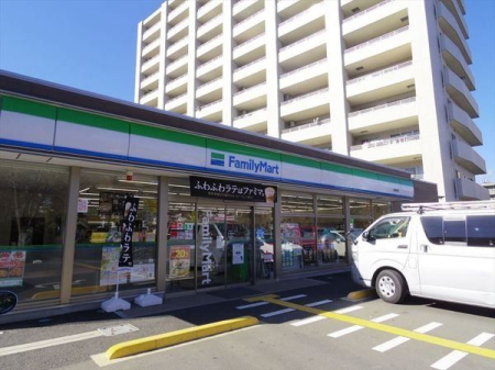 周辺環境 徒歩7分。【ファミリーマート入間豊岡店】営業時間7時00分～23時30分。車椅子対応の駐車場。お支払い：クレジット カード。 520m