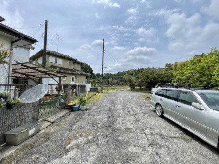 現地土地写真 前面道路は交通量が少なく、静かで日当たりの良い生活環境です。落ち着いた環境で、新生活を始めませんか。