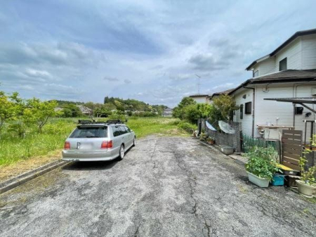 現地土地写真 車通りの少ない前面道路の様子