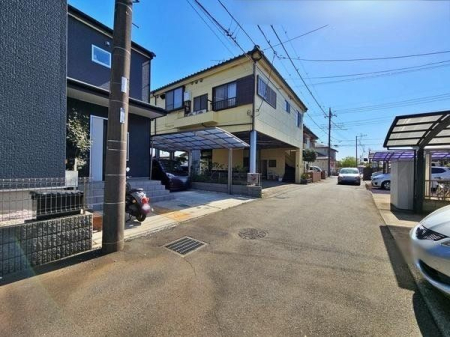 現地外観写真 前面道路の様子