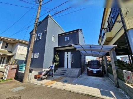 玄関 ～Appearance～現地は閑静な住宅街、晴れた日は太陽の光を浴びて気持ちもリフレッシュ！自然も感じられる住宅街