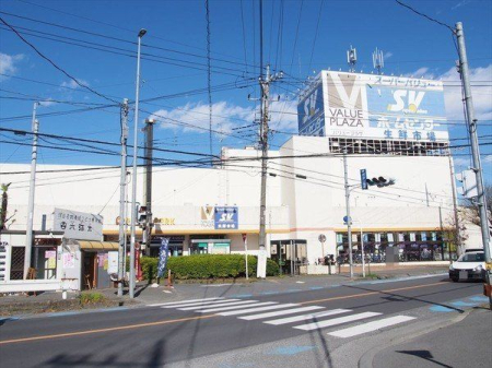 周辺環境 徒歩9分。【スーパーバリュー入間春日町店】営業時間10時00分～20時00分。車椅子対応の駐車場。調理済み食品。駐車場280台。 660m