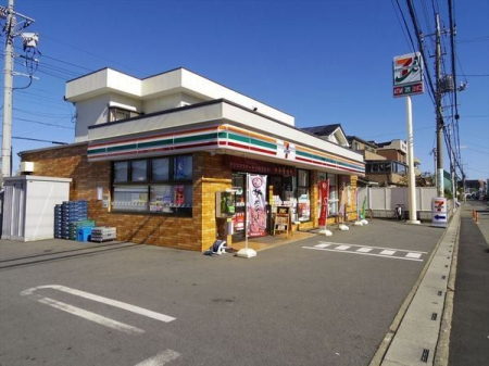 周辺環境 徒歩5分。【セブンイレブン入間鍵山店】営業時間24時間。車椅子対応の駐車場。お支払い：クレジット カード。 380m