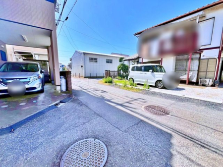 現地土地写真 車通りも少ない前面道路の様子